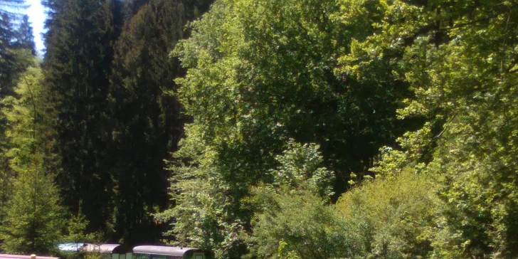Priestor v maringotke má rozlohu 8 × 3 m je rozdelený na dve miestnosti.