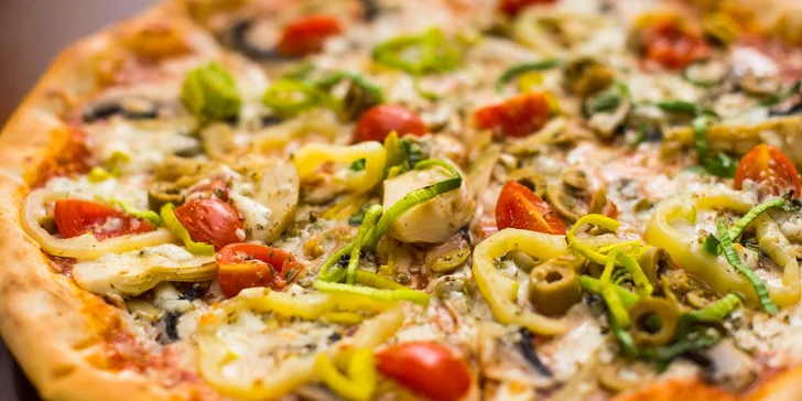 Pizza s domácou omáčkou a čerstvými surovinami