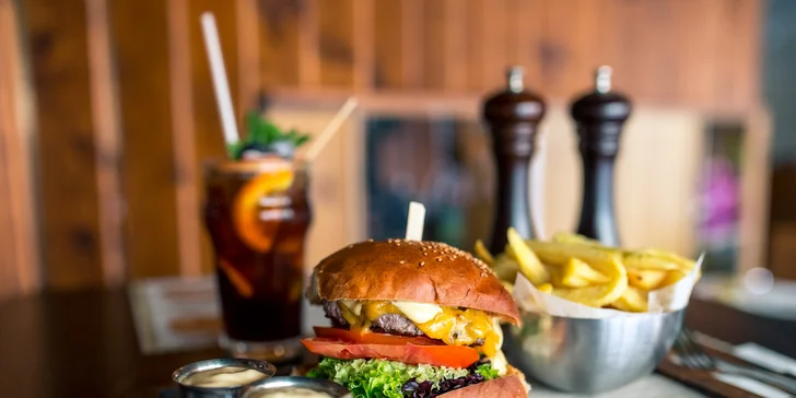 Domáci burger s hranolčekmi a limonádou v OC Optima