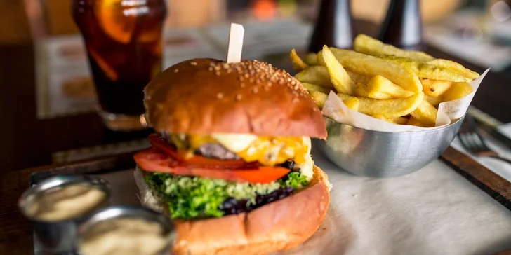 Domáci burger s hranolčekmi a limonádou v OC Optima