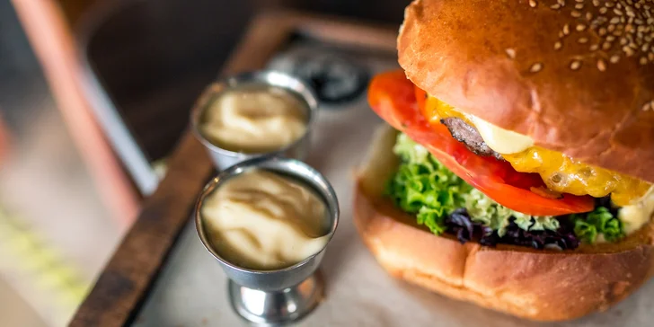 Domáci burger s hranolčekmi a limonádou v OC Optima
