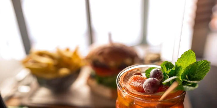 Domáci burger s hranolčekmi a limonádou v OC Optima