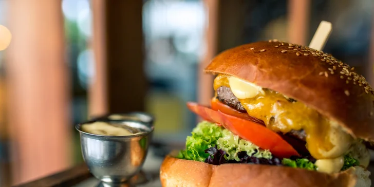 Domáci burger s hranolčekmi a limonádou v OC Optima