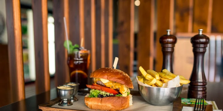 Domáci burger s hranolčekmi a limonádou v OC Optima