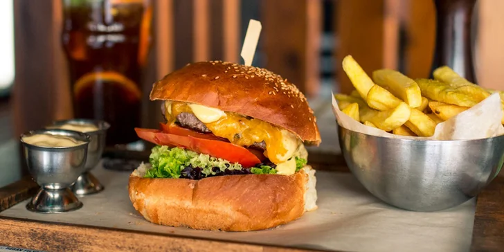 Domáci burger s hranolčekmi a limonádou v OC Optima