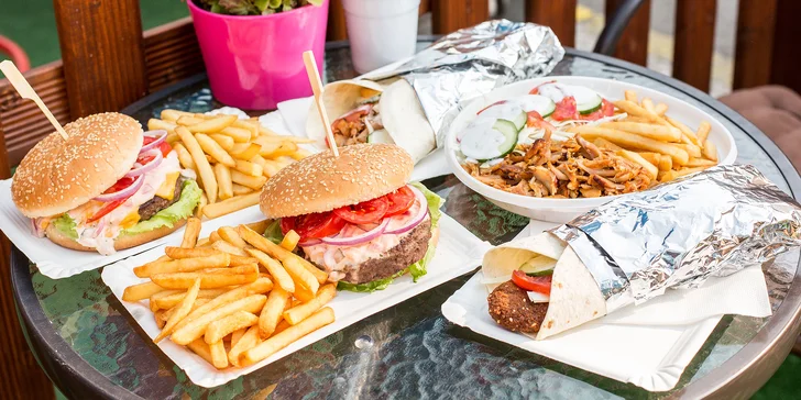 Kurací kebab, falafel, hovädzí burger alebo cheeseburger s hranolčekmi a kofolou v novom Palace kebab