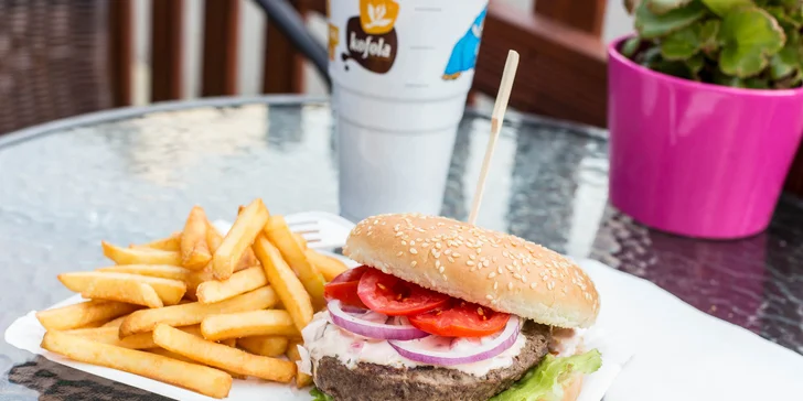 Kurací kebab, falafel, hovädzí burger alebo cheeseburger s hranolčekmi a kofolou v novom Palace kebab