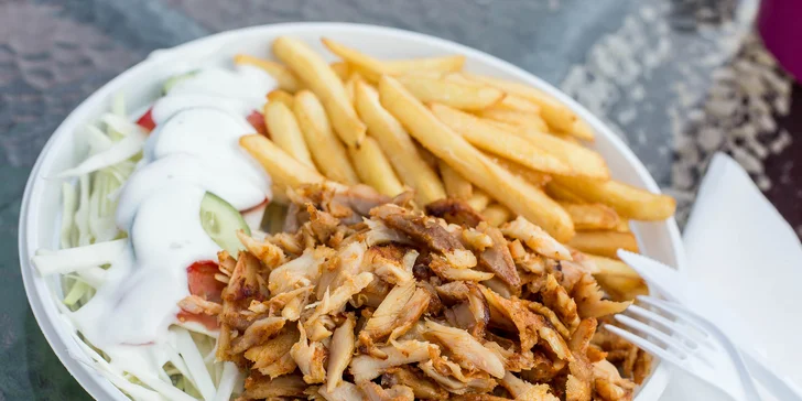 Kurací kebab, falafel, hovädzí burger alebo cheeseburger s hranolčekmi a kofolou v novom Palace kebab