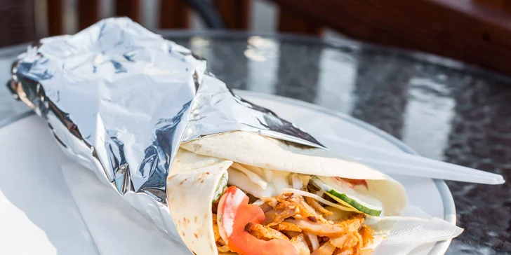 Kurací kebab, falafel, hovädzí burger alebo cheeseburger s hranolčekmi a kofolou v novom Palace kebab