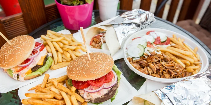 Kurací kebab, falafel, hovädzí burger alebo cheeseburger s hranolčekmi a kofolou v novom Palace kebab