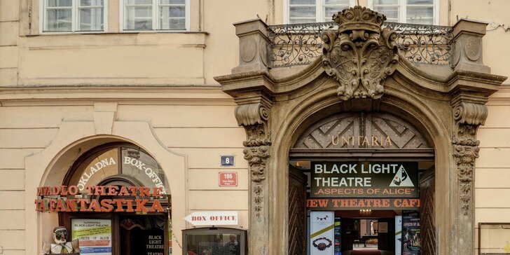 Fascinujúce čierne divadlo: Predstavenie na motív Alica v krajine zázrakov