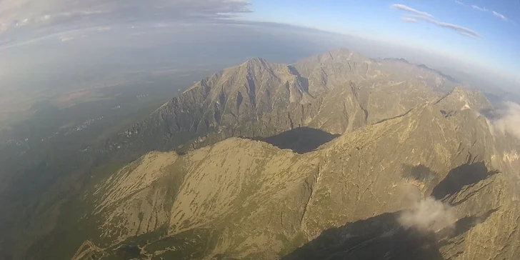 Tandemový motorový let pri východe slnka ponad tatranské štíty
