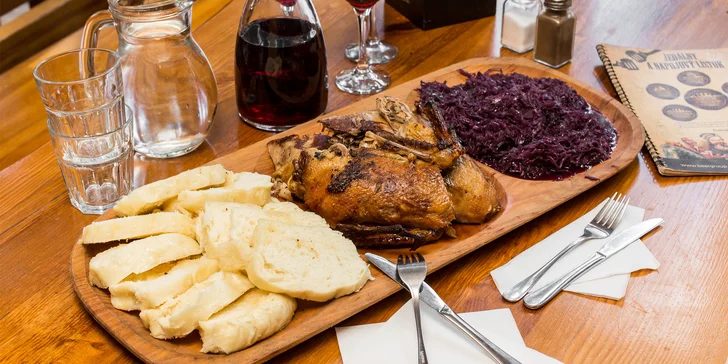 Pečená domáca kačica s kapustou i knedľou v 5 pivárňach