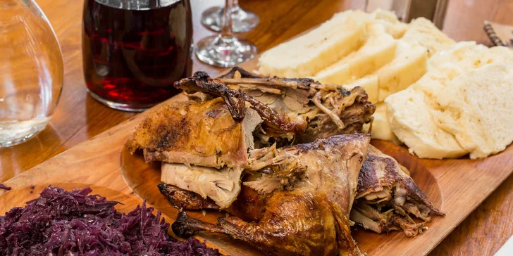 Pečená domáca kačica s kapustou i knedľou v 5 pivárňach