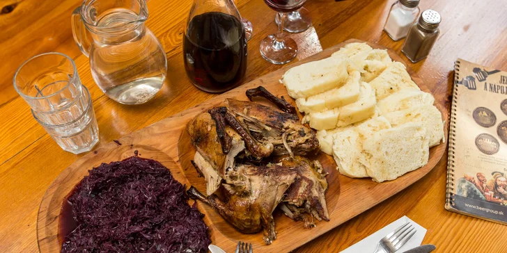 Pečená domáca kačica s kapustou i knedľou v 5 pivárňach
