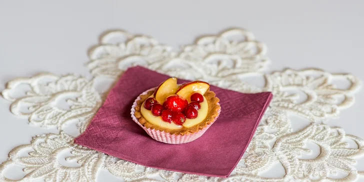 Originál talianske pečivo alebo torty vo vintage cukrárni