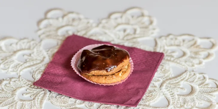 Originál talianske pečivo alebo torty vo vintage cukrárni