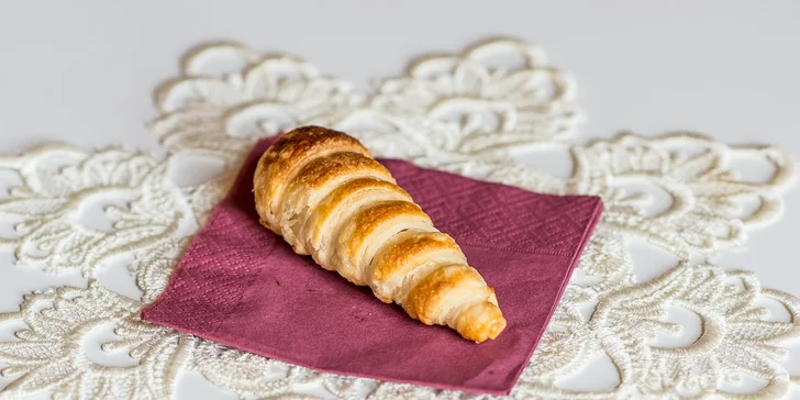 Originál talianske pečivo alebo torty vo vintage cukrárni