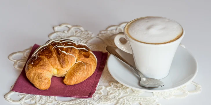 Originál talianske pečivo alebo torty vo vintage cukrárni