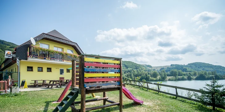 Kačka na karamelizovaných jablkách a červenej kapuste s domácimi lokšami