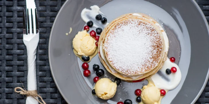 Chutná palacinka, povzbudzujúca káva