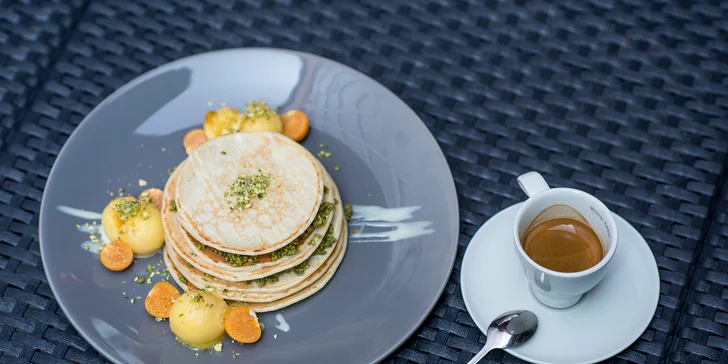 Chutná palacinka, povzbudzujúca káva
