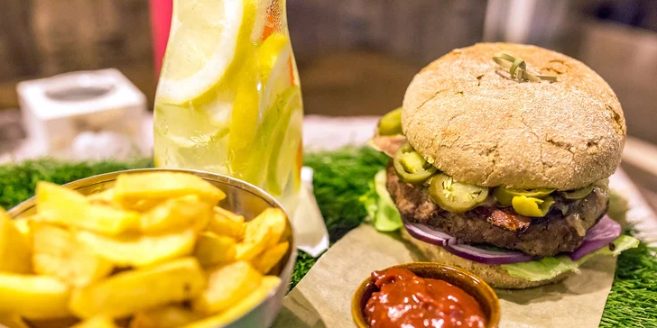Šťavnatý burger s domácimi hranolčekmi, limonádou alebo pivom