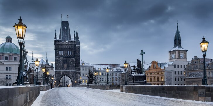 Stovežatá Praha vo svetle vianočných svetielok a muzikál Muž so železnou maskou