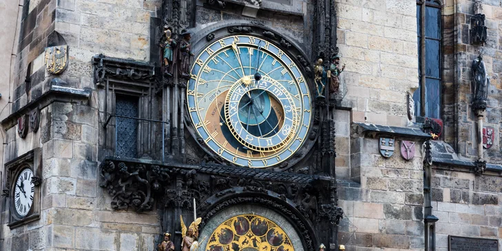 Stovežatá Praha vo svetle vianočných svetielok a muzikál Muž so železnou maskou