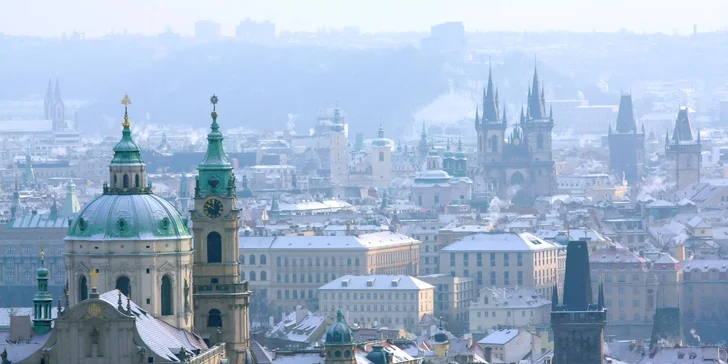 Stovežatá Praha vo svetle vianočných svetielok a muzikál Muž so železnou maskou