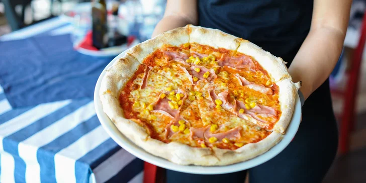 Pravá talianska pizza pripravená pizza majstrom
