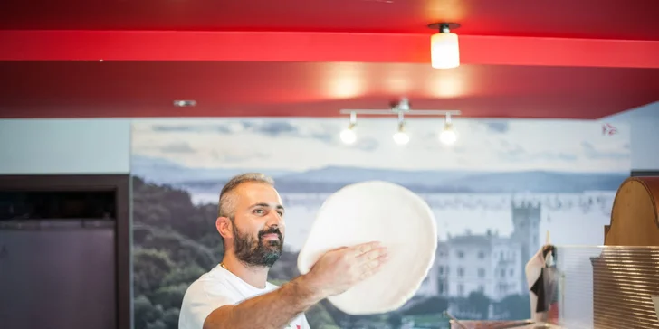 Pravá talianska pizza pripravená pizza majstrom