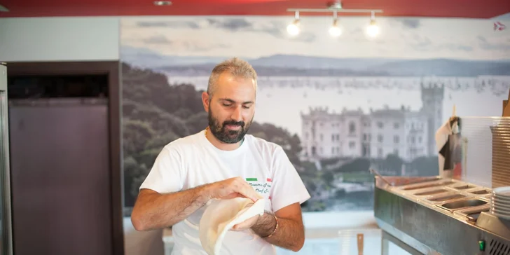 Pravá talianska pizza pripravená pizza majstrom