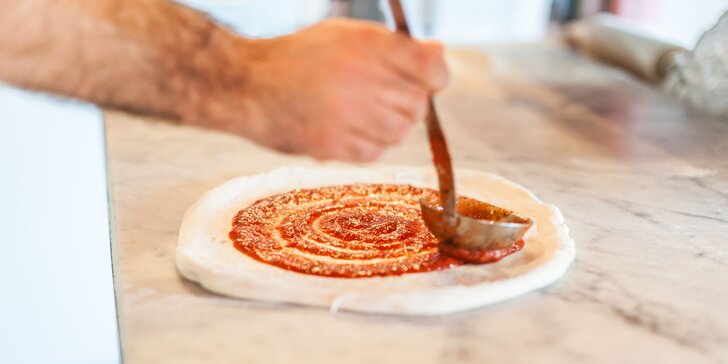 Pravá talianska pizza pripravená pizza majstrom