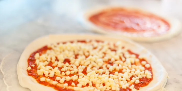 Pravá talianska pizza pripravená pizza majstrom
