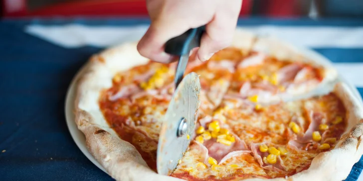 Pravá talianska pizza pripravená pizza majstrom