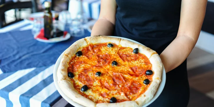 Pravá talianska pizza pripravená pizza majstrom