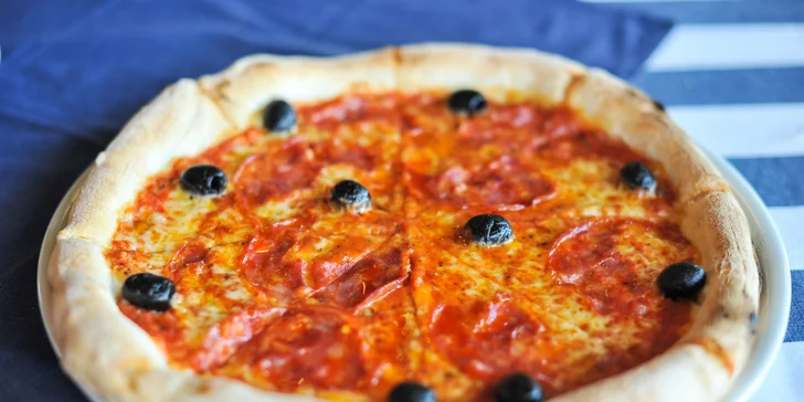 Pravá talianska pizza pripravená pizza majstrom