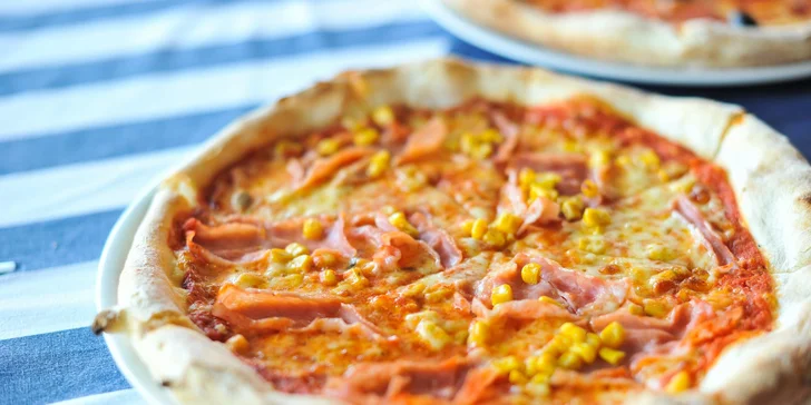 Pravá talianska pizza pripravená pizza majstrom