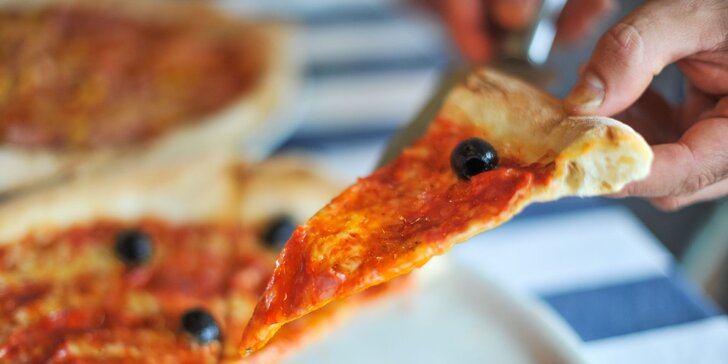 Pravá talianska pizza pripravená pizza majstrom