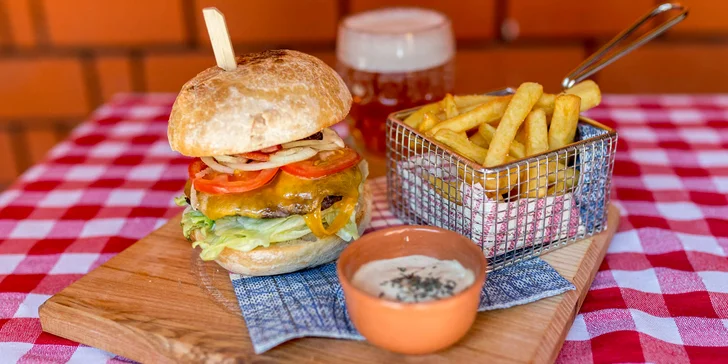 Kuracie stripsy, rezne či hovädzí burger s hranolčekmi