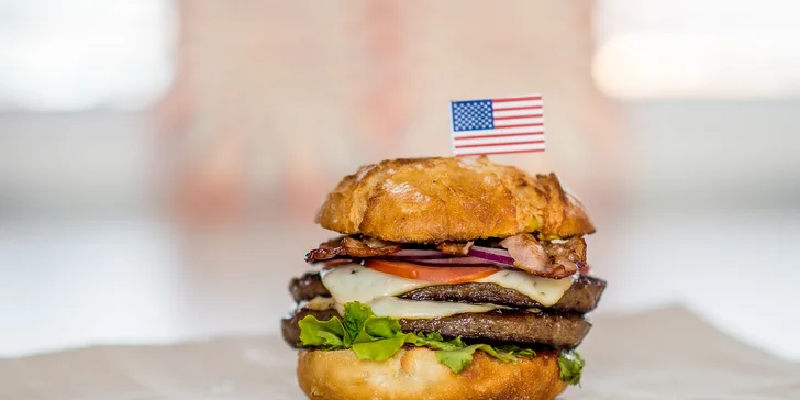 Americký Double Las Vegas burger s hranolčekmi a bezodným nápojom