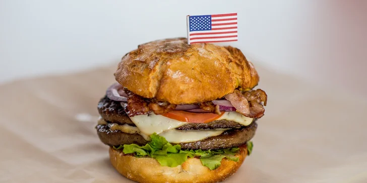 Americký Double Las Vegas burger s hranolčekmi a bezodným nápojom