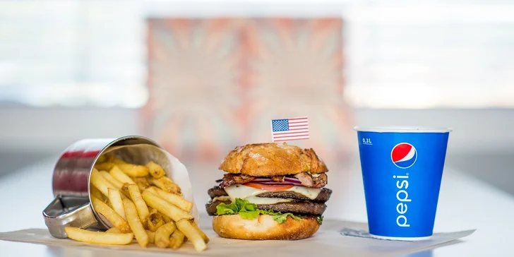 Americký Double Las Vegas burger s hranolčekmi a bezodným nápojom