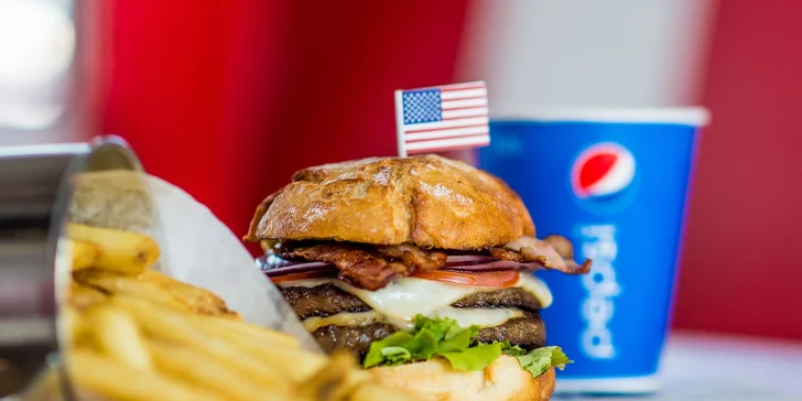 Americký Double Las Vegas burger s hranolčekmi a bezodným nápojom