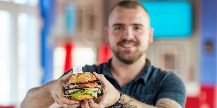 Americký Double Las Vegas burger s hranolčekmi a bezodným nápojom