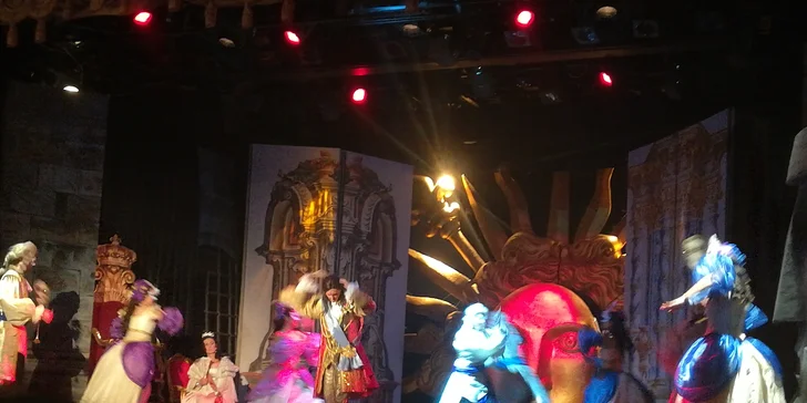 Stovežatá Praha vo svetle vianočných svetielok a muzikál Muž so železnou maskou