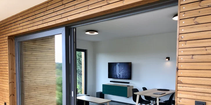 Retro chatky alebo moderné chatové apartmány až pre 10 osôb s možnosťou infrasauny