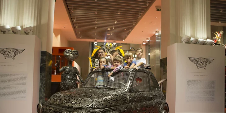 Galéria oceľových figurín: Filmoví hrdinovia, celebrity, dinosaury aj autá