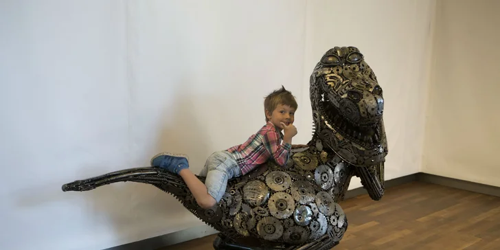 Galéria oceľových figurín: Filmoví hrdinovia, celebrity, dinosaury aj autá
